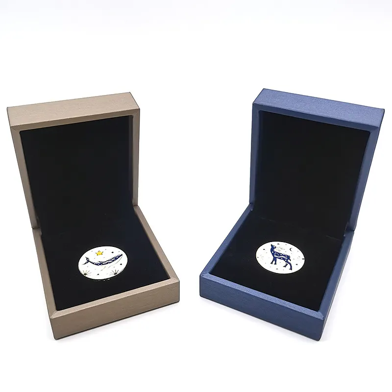 Broche de couro PU de alta qualidade para coleção de moedas de ouro e prata, embalado de metal para armazenamento de crachás com impressão de logotipo