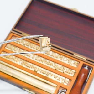 แม่พิมพ์ตัวอักษรและตัวเลขทองเหลืองแบบกำหนดเอง OEM MOQ ต่ำ โรงงานผลิตโดยตรง แม่พิมพ์ปั๊มหนังแบบกำหนดเองสำหรับตัวอักษร สัญลักษณ์ และตัวเลข - Product Image 6