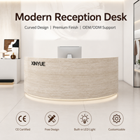 Comptoir de réception demi-cercle en travertin texturé avec éclairage LED intégré, logo personnalisé en relief, idéal pour spa, boutique ou hall d'accueil
