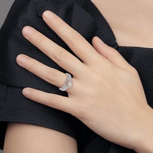 Anillo de compromiso y boda de lujo para mujer, de oro blanco de 14K, con diamante redondo, doble halo, pavé y tallo ancho dividido. - Product Image 5