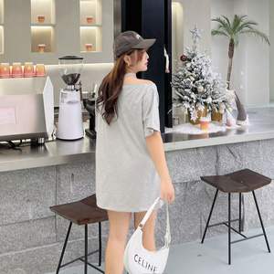 เดรสเสื้อยืดทรงหลวมแบบเปิดไหล่ รุ่น Runqi N8640 สีเทา ผ้าฝ้าย ไซส์พลัส สำหรับผู้หญิง สวมใส่สบายๆ ในชีวิตประจำวัน - Product Image 3