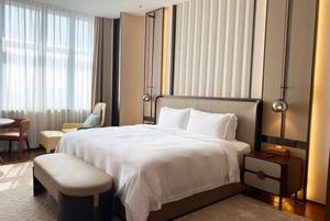 ชุดเฟอร์นิเจอร์โรงแรม SHIYI Fairfield Inn by Marriott สำหรับห้องนอน ห้องน้ำ พร้อมตู้ใต้อ่างล้างหน้า และโซฟาในล็อบบี้ - Product Image 6