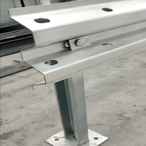 Guardrail con fascio W conforme AASHTO: barriera in acciaio rivestito di zinco e conveniente per un contenimento superiore di motocicli e veicoli - Product Image 1