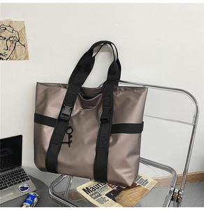 กระเป๋าถือไนลอนกันน้ำแฟชั่นสำหรับผู้ชายกระเป๋านักช้อปสุดสัปดาห์มีซิปปิดลายตัวอักษรของขวัญวันเกิด - Product Image 6