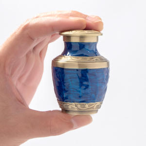 Urna de aluminio de diseño minimalista para mascotas Urna de metal simple pero elegante para almacenar las cenizas de su amado gato, perro o mascota pequeña - Product Image 5