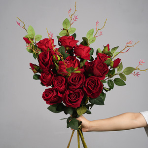 Rose artificielle en velours à trois têtes Greenway, rouge vif, plante entière, arrangement floral décoratif pour les fêtes et les occasions spéciales - Product Image 1