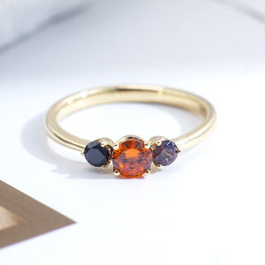 Anillo de Oro 9K con Tres Piedras de Zafiro de Laboratorio en Forma Redonda, Joyería Messi MSR-1641 - Product Image 1