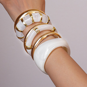 Bracelet en résine ondulée irrégulière teinte en <span class=keywords><strong>blanc</strong></span> KAIMEI 2025, nouvelle arrivée, luxe, mode, plaqué or 18 carats, bracelet minimaliste <span class=keywords><strong>blanc</strong></span> - Product Image 4