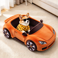 Lit pour chien et chat en forme de voiture mignon fabriqué en usine, un lit pour animaux de compagnie en peluche lavable pour l'intérieur, avec des chats et des chiens de dessin animé