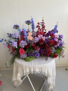 ดอกลาเวนเดอร์สีม่วง ดอกอะกาแพนทัส และดอกเดลฟีเนียมสีแดงไวน์ สีแดงเข้ม สีม่วงเข้ม ดอกไม้ประดับตกแต่งกลางทางเดิน ดอกไม้ประดับทางเดิน ดอกอมารันธัส - Product Image 2