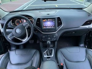 <span class=keywords><strong>Jeep</strong></span> <span class=keywords><strong>Cherokee</strong></span> 2.4L de haute valeur, édition Smart, SUV essence avec transmission à 9 vitesses et toit ouvrant panoramique, pour l'exportation - Product Image 3