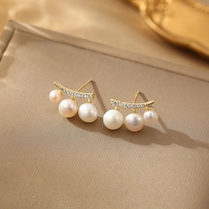 Boucles d'oreilles clous en zircon et perles au design raffiné, nouvelle élégance tendance pour femme, luxe de niche, idée cadeau parfaite - Product Image 4