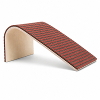 Grattoir pour chat Wave Cat Scratcher Large en liège teinté et carton ondulé avec base inclinée 405x270x175mm