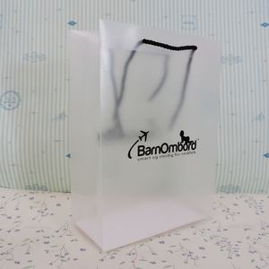 Bolsas de Regalo de Plástico PP PVC Esmerilado con Asas para Compras, Impresión de Logotipo Personalizada - Product Image 3