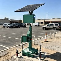 Tour de surveillance solaire compacte avec base lourde, mât de 4 m, panneaux solaires de 420 W pour la sécurité des événements publics