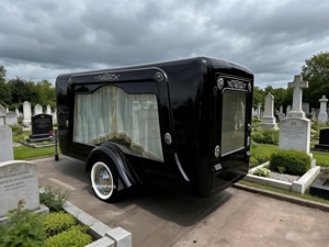 Cercueil mobile de style moto personnalisé pour services commémoratifs – Véhicule de défilé funèbre digne - Product Image 1