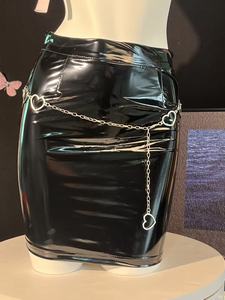 Mini-jupe en cuir verni noir sexy pour clubbing avec chaîne en forme de cœur, vente en gros, fournisseur OEM en vrac pour femmes - Product Image 5