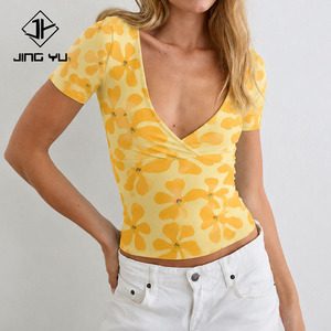 Fabricante diseña top corto informal de verano con estampado y cuello en V, hecho a medida con tela de rayón. - Product Image 1