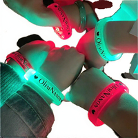 Bracelet en caoutchouc personnalisé qui brille dans le noir, bracelet lumineux en acrylique LED, bracelet en silicone, cadeau promotionnel respectueux de l'environnement pour les concerts