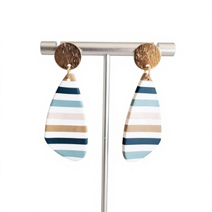 Meilleures Boucles d'Oreilles Créoles Tendance Fantaisie en Forme de Fleur, en Résine Acrylique Rouge, Design Élégant pour Femme, Bijoux de Fête, Anniversaire pour Femme - Product Image 4
