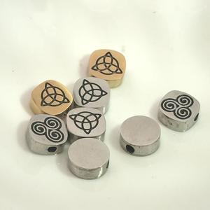 Op maat gemaakte logo laser gegraveerde roestvrijstalen ronde kleine kralen bedels sieraden verguld gepersonaliseerde sieraden accessoires - Product Image 2