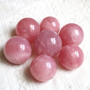 Esfera <span class=keywords><strong>de</strong></span> piedra <span class=keywords><strong>de</strong></span> <span class=keywords><strong>cristal</strong></span> <span class=keywords><strong>de</strong></span> cuarzo <span class=keywords><strong>rosa</strong></span> oscuro natural <span class=keywords><strong>de</strong></span> Mozambique al por mayor para decoración del hogar - Product Image 2