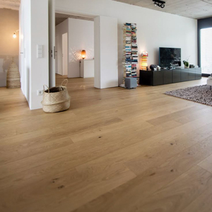 Plancher en bois d'ingénierie en chêne T&G multicouche de 12 mm, moderne, facile à nettoyer, facile à installer, 9 couches de laque UV, qualité AB, pour hôtel - Product Image 2