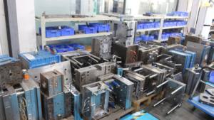 Moldeo por inyección Fabricación de plástico Molde hecho a medida Carcasas de iluminación Pantallas de cabina Diseño de moldes - Product Image 4