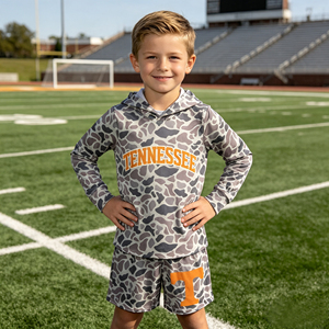 Tenue d'été pour garçons en bas âge, ensemble de vêtements camouflage avec sweat-shirt à capuche et short à poches, imprimé lettres orange, style sportif - Product Image 1