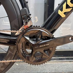 Vélo de route aérodynamique KOZO Shi Mano 105 Di2 en fibre de carbone OEM, 7,9 kg, frein à disque hydraulique, roues à rayons légères de course 700C - Product Image 5