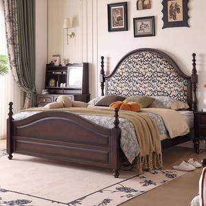 Cama Americana Vintage de Madera Maciza con Estructura de Nogal Oscuro y Cabecera Curva Tapizada en Tela Botánica Azul y Beige con Postes Torneados - Product Image 1