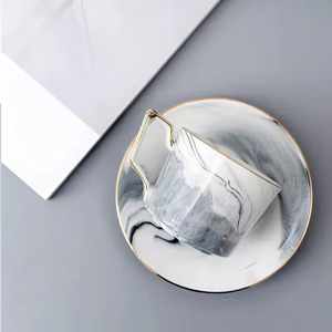 Ensemble tasse et soucoupe en céramique grise à motif floral moderne avec anse à bord doré, résistant aux aliments, très vendu, durable pour la maison et le bureau - Product Image 5