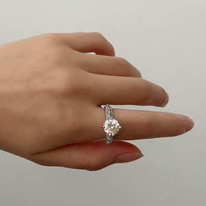 Anello Grande Elegante da <span class=keywords><strong>Donna</strong></span> Aivenchy, Gioiello in <span class=keywords><strong>Argento</strong></span> Sterling S925 Placcato Rodio con Diamante Sintetico e Moissanite Rotonda - Product Image 5