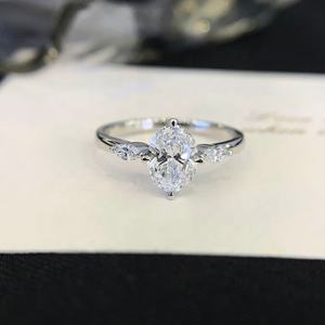 IGI Lab Grown 1ctsオーバル3 EXカットVVS VSラボダイヤモンドエンゲージメントリングクラシック3ストーンサイドブライダル用 - Product Image 2