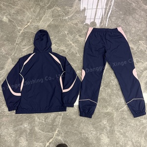 Ensemble sportif deux pièces personnalisé pour homme en polyester, comprenant une veste zippée en nylon et un pantalon de jogging patchwork avec techniques de broderie - Product Image 2