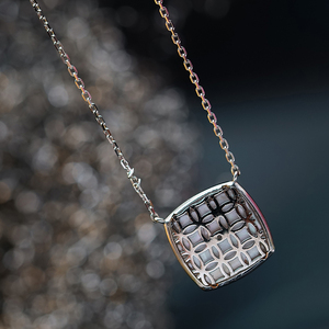 Pendentif carré en or 14 carats certifié IGI, avec halo en nacre et diamant de laboratoire, bijoux minimalistes géométriques de luxe pour tous les jours - Product Image 3