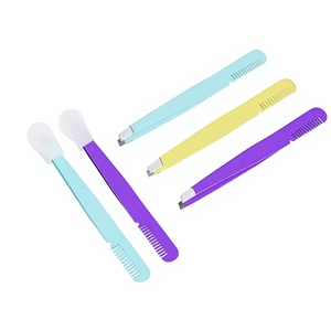 Pinzas para Cejas de Acero Inoxidable Personalizadas con Peine y Cepillo, Punta Inclinada para Depilación Facial, Estilo Moderno y Duradero - Product Image 1