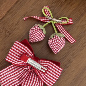 Pinza de Pelo a Cuadros Roja con Perlas y Lazo de Fresa para Niña, de Uso Diario, Hecha de Poliéster - Product Image 3