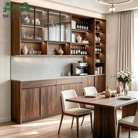 Buffet de luxe discret avec texture bois, armoire murale intégrée et vitrine en verre pour villa de luxe