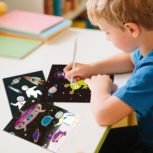 Set de arte creativo DIY para niños: Pintura de rascar de astronautas de dibujos animados transfronterizos para educación temprana y suministros de graffiti. - Product Image 1