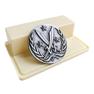 Pièce commémorative personnalisée en alliage de zinc plaqué or 2D/3D, impression typographique, mélange de style vintage et moderne - Product Image 2