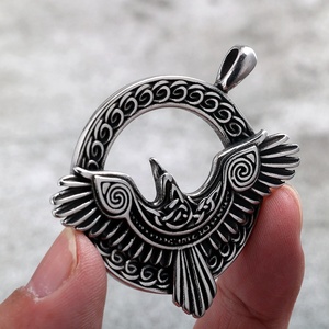 Collier pour homme Yunnique personnalisé en acier inoxydable, corbeau viking, nœud celtique, bicolore, mythologie nordique - Cadeau - Product Image 3