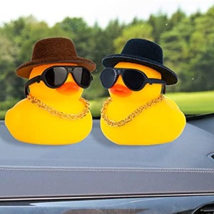 Cyber-Famous Little Yellow Duck Interior Kit Sombrero de lana y gafas de sol con decoración de consola de <span class=keywords><strong>coche</strong></span> Regalo de Navidad Hecho de goma de resina - Product Image 4