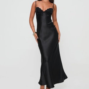 Robe longue en satin de luxe pour femme, robe cami avec bordure en dentelle, dos ouvert et silhouette fluide - Product Image 2