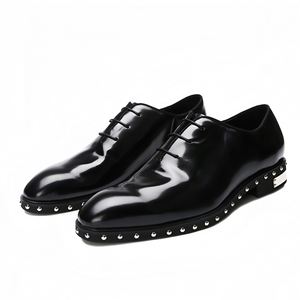 Chaussures habillées de luxe pour hommes en gros - Noir premium avec rivets décoratifs, chaussures habillées en cuir véritable à bout rond - Product Image 1