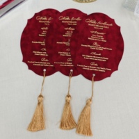 Menu de table de luxe en velours bordeaux, texte personnalisé en feuille d'or, forme découpée avec pompon doré, pour mariage et soirée masquée