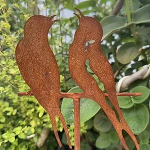 Ornement de jardin Art Déco en fer forgé avec deux oiseaux perchés sur une barre transversale, finition thermolaquée pour jardins et cours, charme artistique naturel - Product Image 4