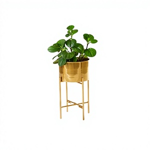 Macetero de esquina de metal color oro hecho a mano con soporte, macetero de la mejor calidad para uso en decoración de hoteles y restaurantes. - Product Image 1