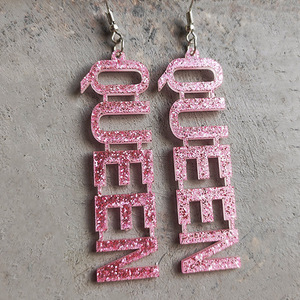 Boucles d'oreilles en acrylique Lettres de mode QUEEN Boucles d'oreilles pendantes exagérées pour femmes Uionen 2346 - Product Image 3