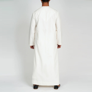 Vente directe usine – Thobes décontractés pour hommes de qualité supérieure, col rond, manches longues, brodés, longueur ras du sol, en polyester léger - Product Image 4